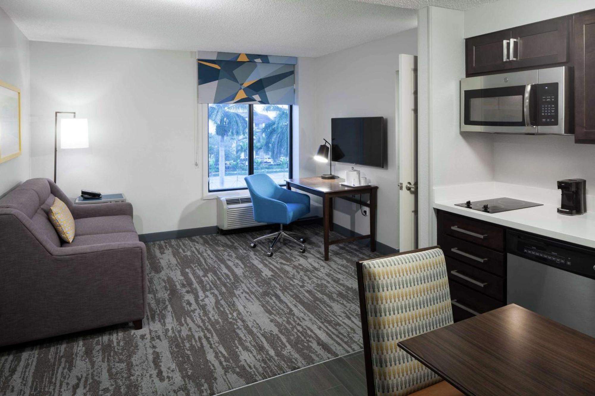 Hampton Inn & Suites Miami-Doral Dolphin Mall Exterior photo